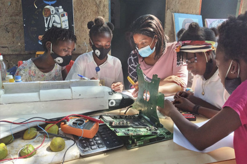 Mais de 25 meninas recebem capacitação nas áreas de ciência e tecnologia