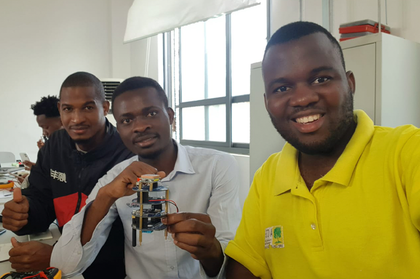 um grupo de estudantes apresentou três sugestões para melhorar a construção e funcionamento de pequenos satélites (Cansat) angolano, entre as quais duas já foram testadas com sucesso e uma está em fase de teste.
