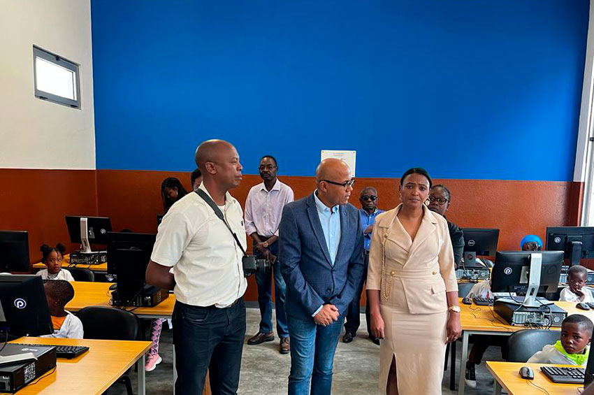 Paratus-inaugura-sala-de-informatica-no-Lubango