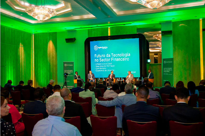 Luanda acolheu nesta quarta-feira (6) a Conferência sobre Inovação Tecnológica na Banca, evento que reuniu representantes dos sectores públicos e privado, para analisar a influência das soluções digitais da banca no presente, de forma a ajudar a prevenir os desafios e as oportunidades do futuro.