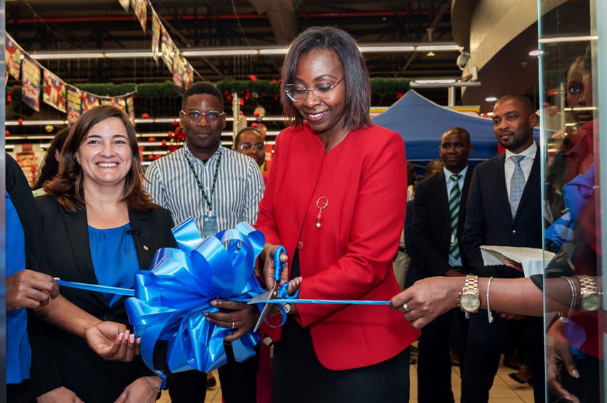Standard-Bank-de-Angola-inaugura-ponto-de-atendimento-electronico-no-Talatona