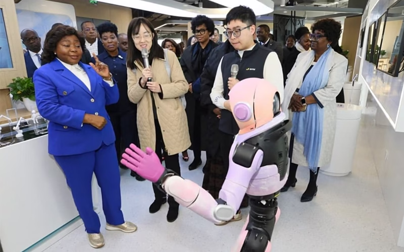 Vice-Presidente de Angola visita centro de IA dos BRICS em Shangai