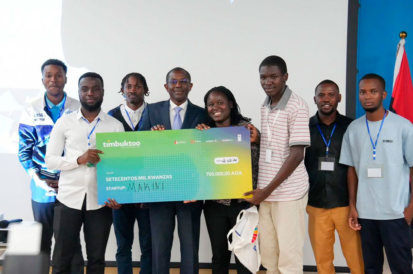 Startups Makini e HydroSync vencem o prémio kimbukto promovido pelo PNUD As startups Makini e HydroSync, desenvolvidas por Angelino Cangato e Geraldo Chiquemba, estudantes de Engenharia Informática do Instituto Superior Politécnico de Tecnologias e Ciências (ISPTEC), sagraram-se vencedoras do concurso Timbuktoo, uma iniciativa do Programa das Nações Unidas para o Desenvolvimento, em parceria com a Acelera Angola. Angelino Faustino Cangato destacou-se com a sua startup Makini, um marketplace digital que conecta agricultores a fornecedores de serviços, equipamentos, transporte e técnicos especializados em tempo real. A plataforma utiliza um modelo de inteligência artificial para optimizar rotas e realizar a alocação inteligente de máquinas, contribuindo para a redução dos custos operacionais e para maior eficiência no sector agrícola. Por sua vez, Geraldo Abreu Leão Chiquemba apresentou a startup HydroSync, que propõe um sistema de irrigação inteligente baseado em dados, permitindo optimizar o uso da água na agricultura e melhorar a gestão dos recursos hídricos nas explorações agrícolas. Os vencedores foram distinguidos com um prémio de 700.000 kwanzas cada, destinado ao desenvolvimento e validação das suas soluções tecnológicas. Além disso, passam agora a integrar a primeira turma do AgriTech Timbuktoo Hub em Angola, beneficiando de programas de aceleração, mentoria especializada e suporte técnico. O evento, realizado a 26 de Fevereiro do ano em curso, contou com a participação de 64 jovens inovadores provenientes das províncias de Benguela, Bié, Huambo, Huíla, Uíge e Luanda. Os participantes foram seleccionados entre 548 candidatos e organizaram-se em nove equipas, que apresentaram soluções finalistas destinadas a responder a desafios concretos do sector agrícola angolano. O concurso Timbuktoo integra a iniciativa pan-africana timbuktoo, promovida pelo PNUD África. Em Angola, o AgriTech Timbuktoo está a ser desenvolvido como um hub regional de tecnologia agrícola, com o objectivo de reforçar a inovação no sector agrícola e estimular o empreendedorismo jovem no país.